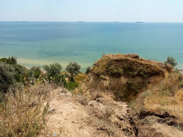 Sesmically tehlikeli bölgede dağ heyelan felaketi. Toprak, toprak engelleme yolun büyük katmanları kökenli büyük çatlaklar. İnsanlara heyelan pistlerinin dağın damming, ölümcül bir tehlike