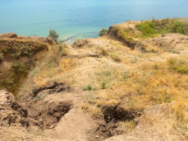 Sesmically tehlikeli bölgede dağ heyelan felaketi. Toprak, toprak engelleme yolun büyük katmanları kökenli büyük çatlaklar. İnsanlara heyelan pistlerinin dağın damming, ölümcül bir tehlike