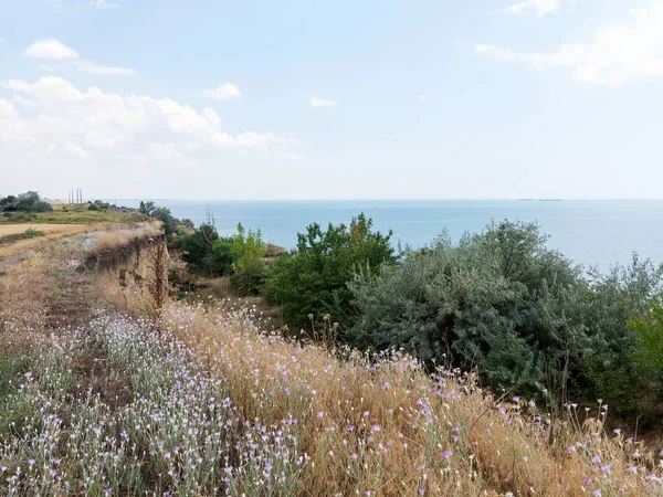 Sesmically tehlikeli bölgede dağ heyelan felaketi. Toprak, toprak engelleme yolun büyük katmanları kökenli büyük çatlaklar. İnsanlara heyelan pistlerinin dağın damming, ölümcül bir tehlike