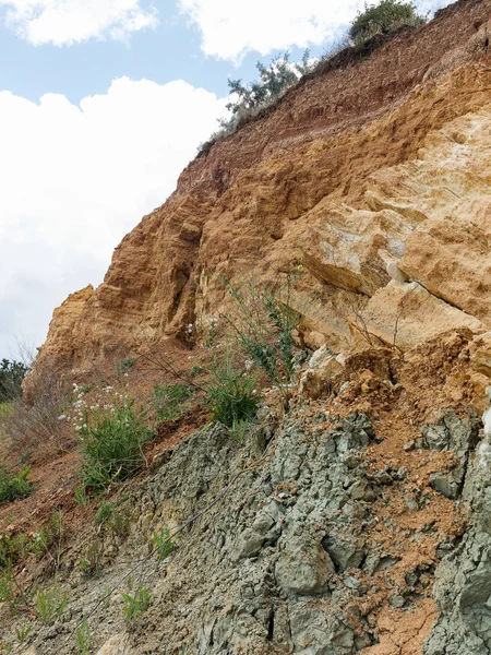 Sesmically tehlikeli bölgede dağ heyelan felaketi. Toprak, toprak engelleme yolun büyük katmanları kökenli büyük çatlaklar. İnsanlara heyelan pistlerinin dağın damming, ölümcül bir tehlike