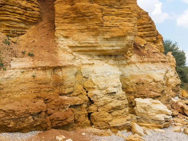 Sesmically tehlikeli bölgede dağ heyelan felaketi. Toprak, toprak engelleme yolun büyük katmanları kökenli büyük çatlaklar. İnsanlara heyelan pistlerinin dağın damming, ölümcül bir tehlike
