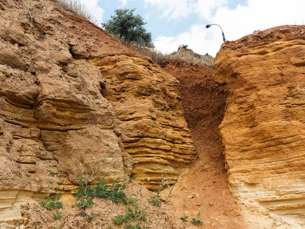 Sesmically tehlikeli bölgede dağ heyelan felaketi. Toprak, toprak engelleme yolun büyük katmanları kökenli büyük çatlaklar. İnsanlara heyelan pistlerinin dağın damming, ölümcül bir tehlike