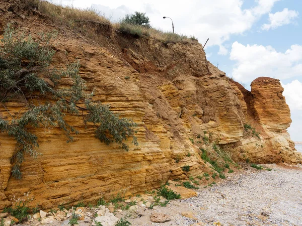 Sesmically tehlikeli bölgede dağ heyelan felaketi. Toprak, toprak engelleme yolun büyük katmanları kökenli büyük çatlaklar. İnsanlara heyelan pistlerinin dağın damming, ölümcül bir tehlike