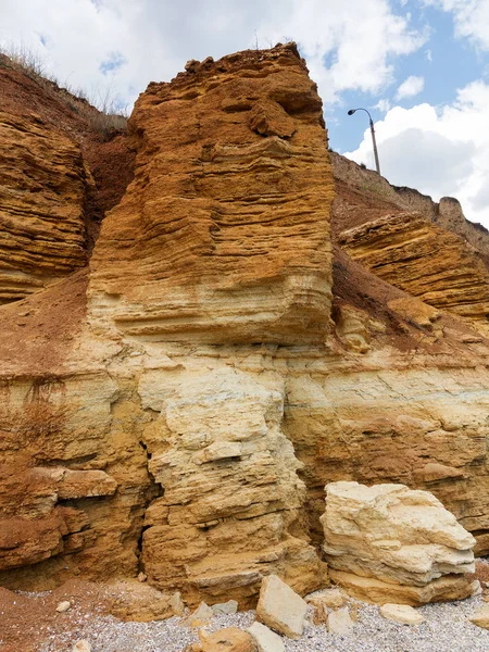 Sesmically tehlikeli bölgede dağ heyelan felaketi. Toprak, toprak engelleme yolun büyük katmanları kökenli büyük çatlaklar. İnsanlara heyelan pistlerinin dağın damming, ölümcül bir tehlike