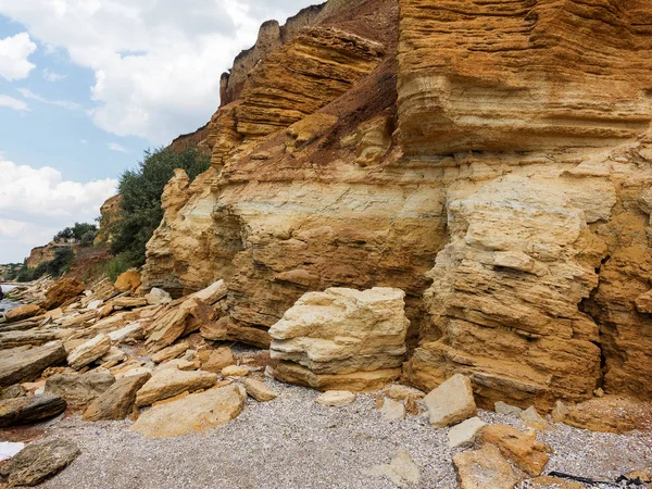 Sesmically tehlikeli bölgede dağ heyelan felaketi. Toprak, toprak engelleme yolun büyük katmanları kökenli büyük çatlaklar. İnsanlara heyelan pistlerinin dağın damming, ölümcül bir tehlike