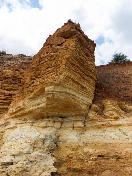 Sesmically tehlikeli bölgede dağ heyelan felaketi. Toprak, toprak engelleme yolun büyük katmanları kökenli büyük çatlaklar. İnsanlara heyelan pistlerinin dağın damming, ölümcül bir tehlike