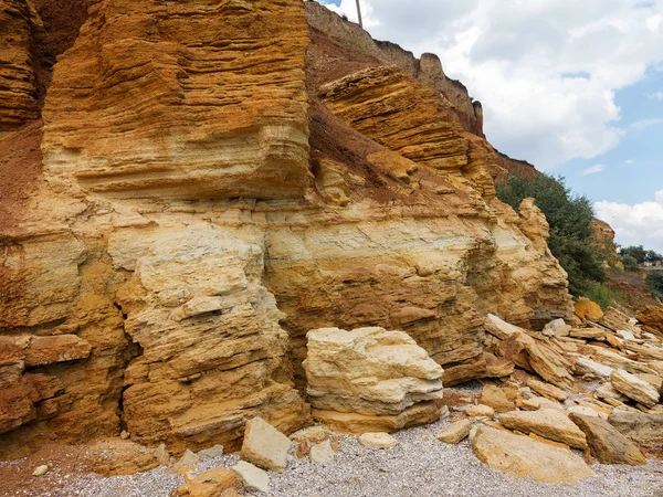 Sesmically tehlikeli bölgede dağ heyelan felaketi. Toprak, toprak engelleme yolun büyük katmanları kökenli büyük çatlaklar. İnsanlara heyelan pistlerinin dağın damming, ölümcül bir tehlike