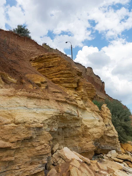 Sesmically tehlikeli bölgede dağ heyelan felaketi. Toprak, toprak engelleme yolun büyük katmanları kökenli büyük çatlaklar. İnsanlara heyelan pistlerinin dağın damming, ölümcül bir tehlike