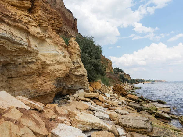 Sesmically tehlikeli bölgede dağ heyelan felaketi. Toprak, toprak engelleme yolun büyük katmanları kökenli büyük çatlaklar. İnsanlara heyelan pistlerinin dağın damming, ölümcül bir tehlike