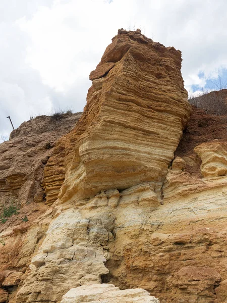 Sesmically tehlikeli bölgede dağ heyelan felaketi. Toprak, toprak engelleme yolun büyük katmanları kökenli büyük çatlaklar. İnsanlara heyelan pistlerinin dağın damming, ölümcül bir tehlike