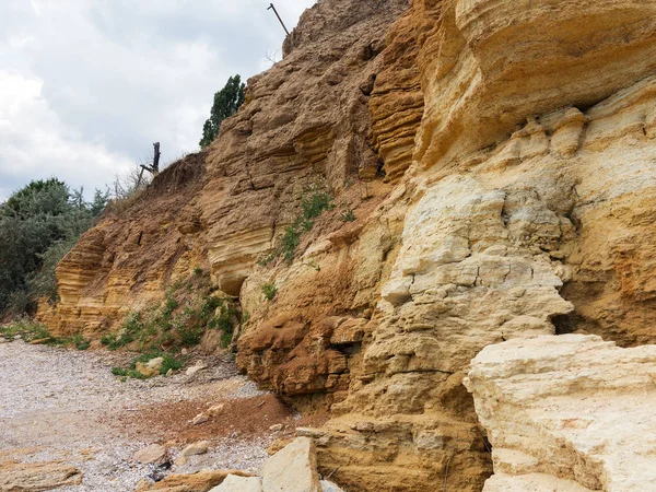 Sesmically tehlikeli bölgede dağ heyelan felaketi. Toprak, toprak engelleme yolun büyük katmanları kökenli büyük çatlaklar. İnsanlara heyelan pistlerinin dağın damming, ölümcül bir tehlike