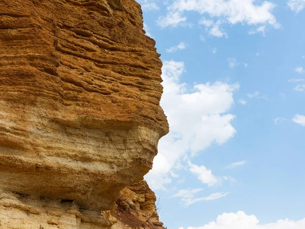 Sesmically tehlikeli bölgede dağ heyelan felaketi. Toprak, toprak engelleme yolun büyük katmanları kökenli büyük çatlaklar. İnsanlara heyelan pistlerinin dağın damming, ölümcül bir tehlike
