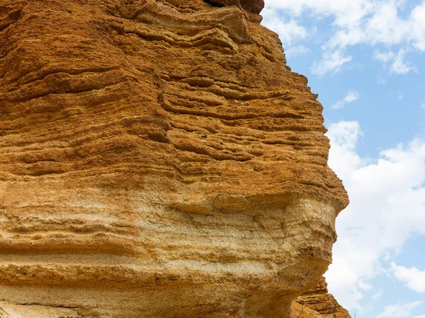 Sesmically tehlikeli bölgede dağ heyelan felaketi. Toprak, toprak engelleme yolun büyük katmanları kökenli büyük çatlaklar. İnsanlara heyelan pistlerinin dağın damming, ölümcül bir tehlike