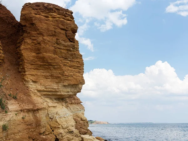 Sesmically tehlikeli bölgede dağ heyelan felaketi. Toprak, toprak engelleme yolun büyük katmanları kökenli büyük çatlaklar. İnsanlara heyelan pistlerinin dağın damming, ölümcül bir tehlike