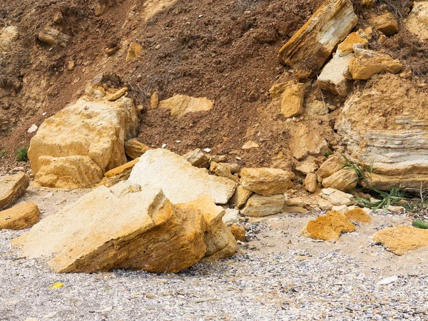 Sesmically tehlikeli bölgede dağ heyelan felaketi. Toprak, toprak engelleme yolun büyük katmanları kökenli büyük çatlaklar. İnsanlara heyelan pistlerinin dağın damming, ölümcül bir tehlike