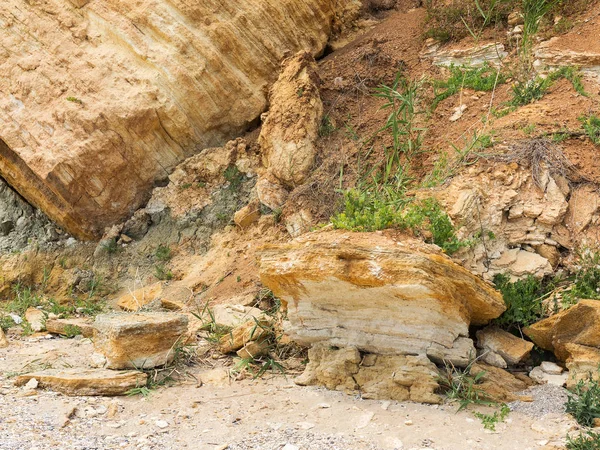 Sesmically tehlikeli bölgede dağ heyelan felaketi. Toprak, toprak engelleme yolun büyük katmanları kökenli büyük çatlaklar. İnsanlara heyelan pistlerinin dağın damming, ölümcül bir tehlike