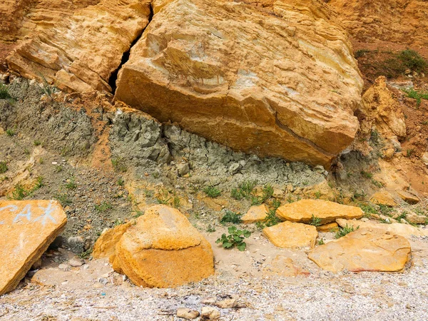 Sesmically tehlikeli bölgede dağ heyelan felaketi. Toprak, toprak engelleme yolun büyük katmanları kökenli büyük çatlaklar. İnsanlara heyelan pistlerinin dağın damming, ölümcül bir tehlike