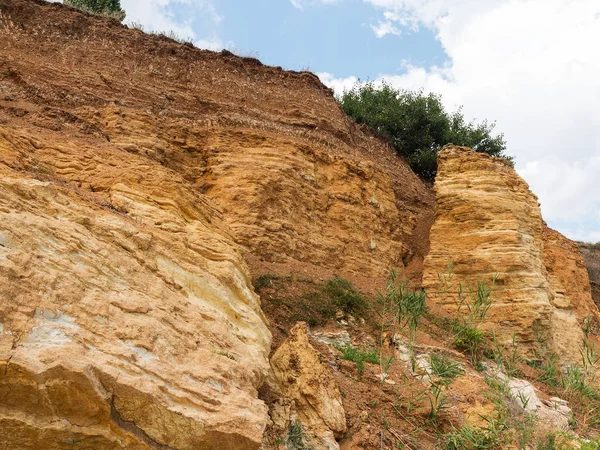 Sesmically tehlikeli bölgede dağ heyelan felaketi. Toprak, toprak engelleme yolun büyük katmanları kökenli büyük çatlaklar. İnsanlara heyelan pistlerinin dağın damming, ölümcül bir tehlike