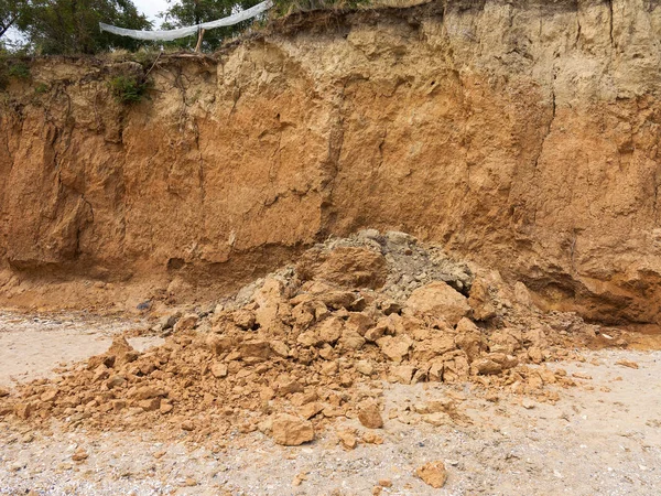 山土砂災害 Sesmically 危険な領域 地球ブロックの道の大きい層の降下の大亀裂 山の地すべり斜面の麓の人々 を遮ぎるの死の危険 — ストック写真