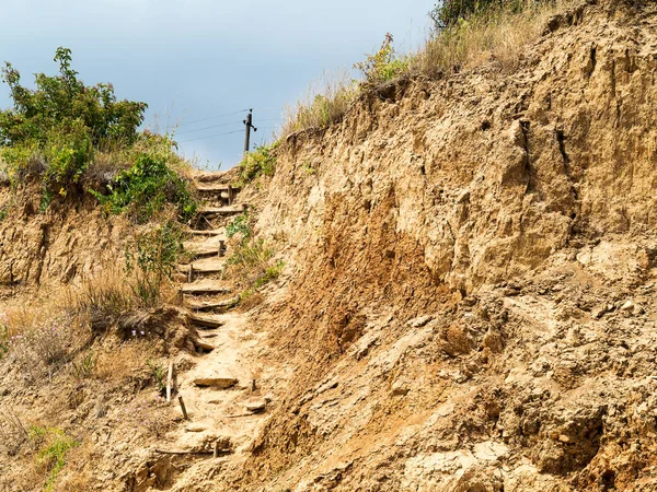 Sesmically tehlikeli bölgede dağ heyelan felaketi. Toprak, toprak engelleme yolun büyük katmanları kökenli büyük çatlaklar. İnsanlara heyelan pistlerinin dağın damming, ölümcül bir tehlike