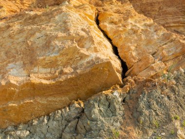 Çöl manzarası ile çok renkli sarı, yeşil ve mavi kil yatakları jeolojik oluşumları minerallerin