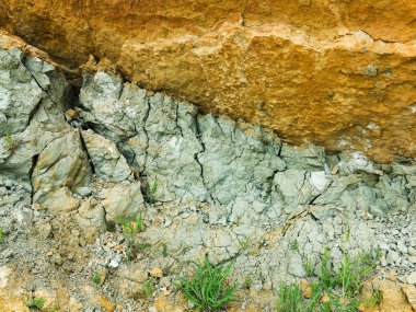 Çöl manzarası ile çok renkli sarı, yeşil ve mavi kil yatakları jeolojik oluşumları minerallerin