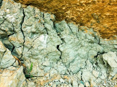 Çöl manzarası ile çok renkli sarı, yeşil ve mavi kil yatakları jeolojik oluşumları minerallerin