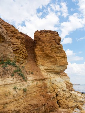 Çöl manzarası ile çok renkli sarı, yeşil ve mavi kil yatakları jeolojik oluşumları minerallerin