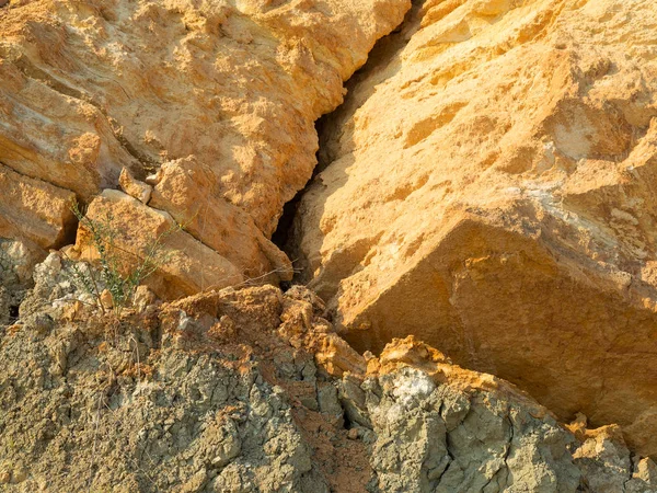 Wüstenlandschaft Mit Mehrfarbigen Gelben Grünen Und Blauen Tonablagerungen Von Mineralien — Stockfoto