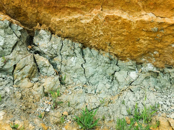 Çöl manzarası ile çok renkli sarı, yeşil ve mavi kil yatakları jeolojik oluşumları minerallerin