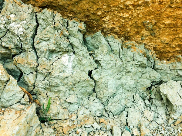 Çöl manzarası ile çok renkli sarı, yeşil ve mavi kil yatakları jeolojik oluşumları minerallerin