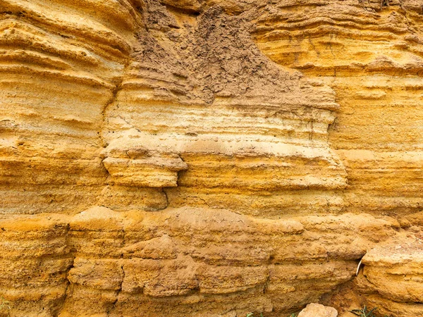 Çöl manzarası ile çok renkli sarı, yeşil ve mavi kil yatakları jeolojik oluşumları minerallerin