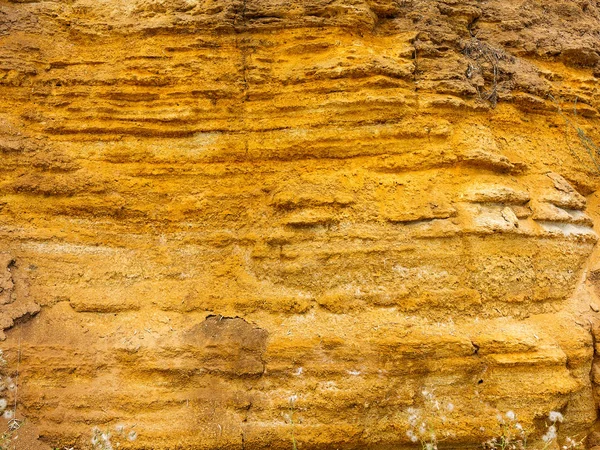 Çöl manzarası ile çok renkli sarı, yeşil ve mavi kil yatakları jeolojik oluşumları minerallerin