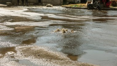 Su drenaj kapağı dışarı akar. Kanalizasyon drenaj Çeşmesi. Kanalizasyon sistemi kazasında. Kirli kanalizasyon su akar Çeşme yolu üzerinde. Atıksu deşarj için drenaj sistemi çalışmıyor