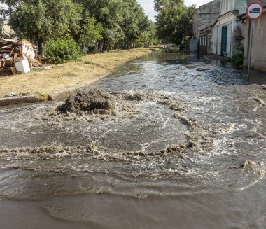 Su drenaj kapağı dışarı akar. Kanalizasyon drenaj Çeşmesi. Kanalizasyon sistemi kazasında. Kirli kanalizasyon su akar Çeşme yolu üzerinde. Atıksu deşarj için drenaj sistemi çalışmıyor