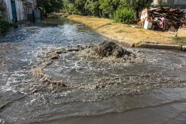 Su drenaj kapağı dışarı akar. Kanalizasyon drenaj Çeşmesi. Kanalizasyon sistemi kazasında. Kirli kanalizasyon su akar Çeşme yolu üzerinde. Atıksu deşarj için drenaj sistemi çalışmıyor