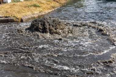 Su drenaj kapağı dışarı akar. Kanalizasyon drenaj Çeşmesi. Kanalizasyon sistemi kazasında. Kirli kanalizasyon su akar Çeşme yolu üzerinde. Atıksu deşarj için drenaj sistemi çalışmıyor