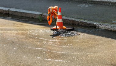Su temini, kanalizasyon kaza. Su çeşme altından yol kanalizasyon dökülen. Atılım kanalizasyon sistemine. Kanalizasyon kapağı yolu üzerindeki su akar