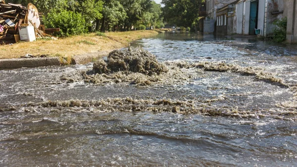 Vatten Rinner Dränering Hatch Dränering Fontän Avloppsvatten Olycka Avloppssystemet Smutsiga — Stockfoto