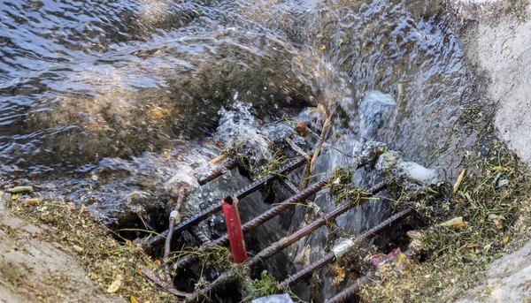 Ongeval Van Watervoorziening Riolering Water Afvoeren Uit Riool Hatch Stroomt — Stockfoto