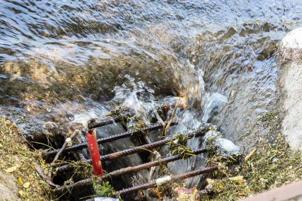 Ongeval Van Watervoorziening Riolering Water Afvoeren Uit Riool Hatch Stroomt — Stockfoto