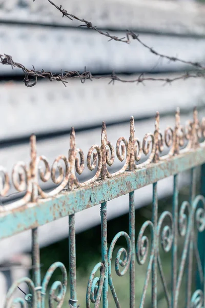 Bokeh Blur Old Rusty Ancient Carved Fence Barbed Wire Green — Stock Photo, Image