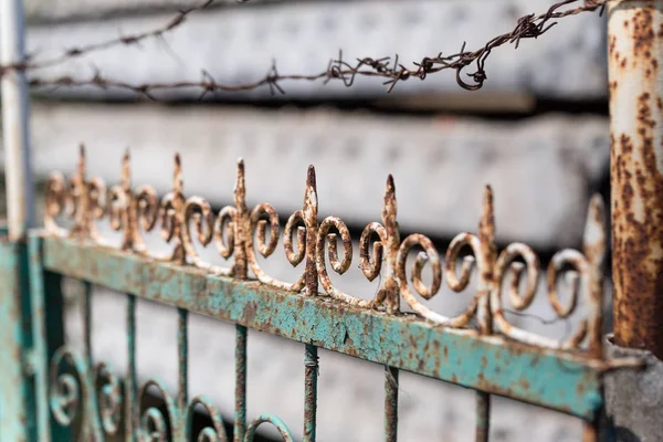 Bokeh Blur Old Rusty Ancient Carved Fence Barbed Wire Green — Stock Photo, Image