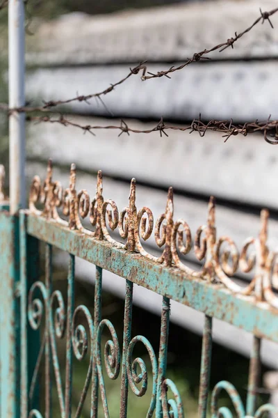 Bokeh Blur Old Rusty Ancient Carved Fence Barbed Wire Green — Stock Photo, Image