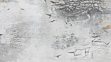 Paslı metalin yaratıcı arka planı, yırtık kağıt kalıntılarıyla dikkatsizce griye boyanmış. Pis metal yüzey. Projeniz için harika bir arkaplan ya da doku.