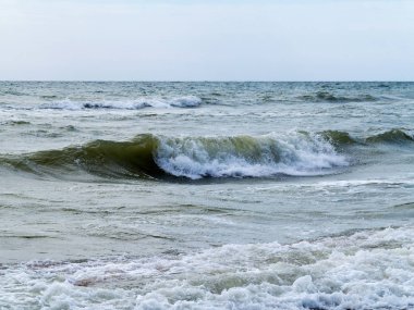 Gökyüzü ve deniz geniş ufku ile rahatlatıcı deniz manzarası