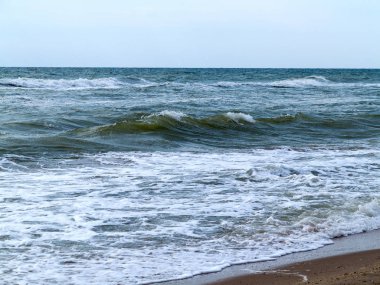 Gökyüzü ve deniz geniş ufku ile rahatlatıcı deniz manzarası