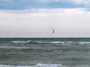 Gökyüzü ve deniz geniş ufku ile rahatlatıcı deniz manzarası