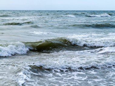 Gökyüzü ve deniz geniş ufku ile rahatlatıcı deniz manzarası