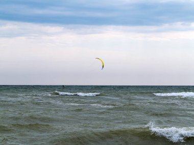 Gökyüzü ve deniz geniş ufku ile rahatlatıcı deniz manzarası